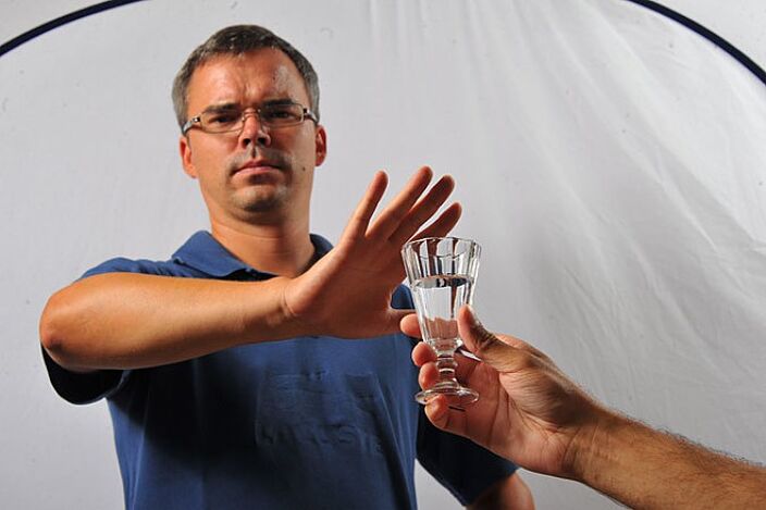 Alkolü bırakmak, kendi başınıza içmeyi bırakmanın bir yoludur